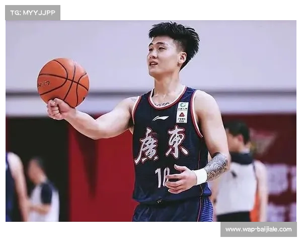 新疆男篮集结备战赵睿亮相训练馆展示全新00号球衣彰显新赛季风采 新疆男篮集结备战赵睿亮相训练馆展示全新00号球衣彰显新赛季风采